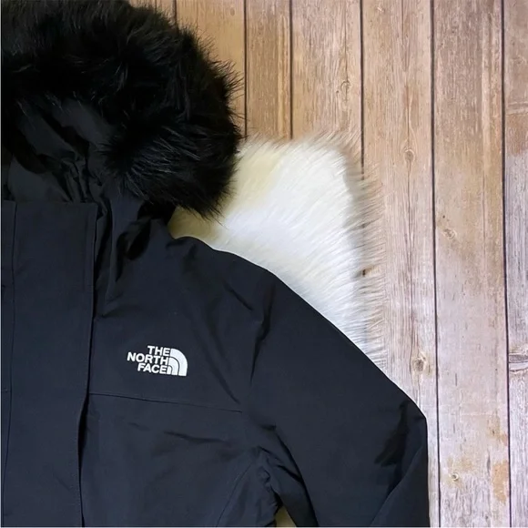 The North Face Women’s Arctic Parka II Coat In TNF Black - Picture 3 of 10